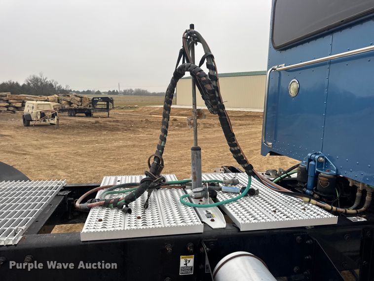 image for item DW6739 2006 Peterbilt 378 semi truck