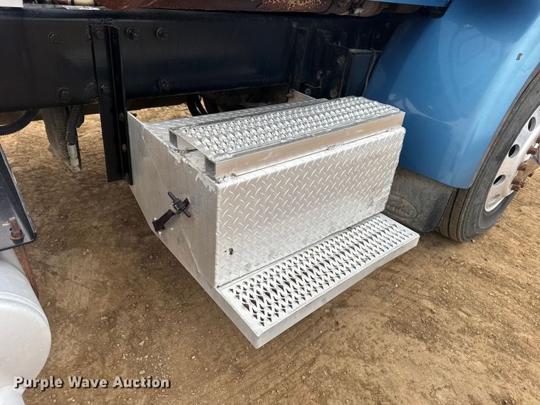 image for item DW6739 2006 Peterbilt 378 semi truck