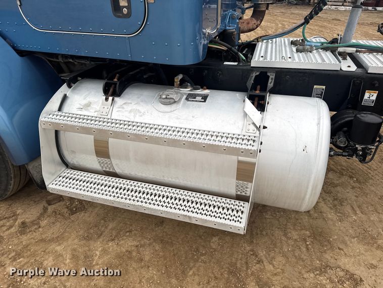 image for item DW6739 2006 Peterbilt 378 semi truck