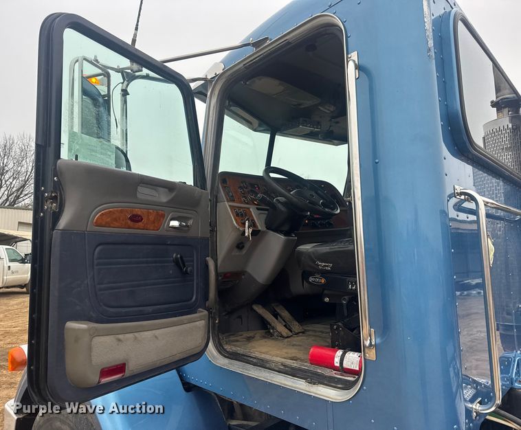 image for item DW6739 2006 Peterbilt 378 semi truck