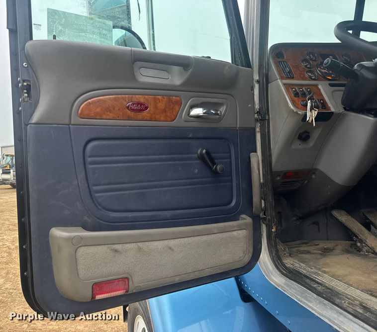 image for item DW6739 2006 Peterbilt 378 semi truck