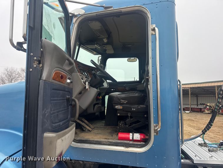 image for item DW6739 2006 Peterbilt 378 semi truck