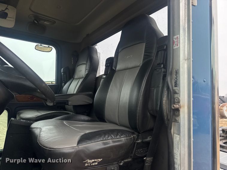 image for item DW6739 2006 Peterbilt 378 semi truck