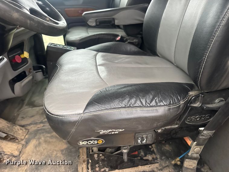 image for item DW6739 2006 Peterbilt 378 semi truck