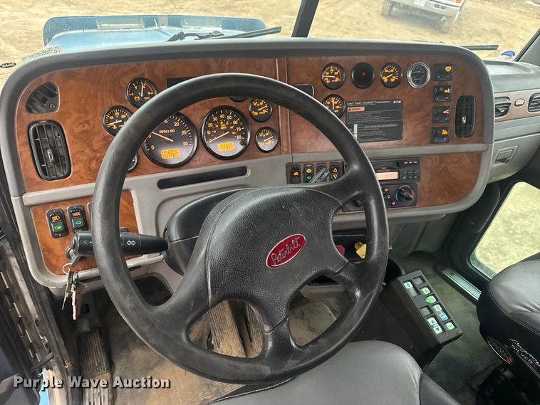 image for item DW6739 2006 Peterbilt 378 semi truck