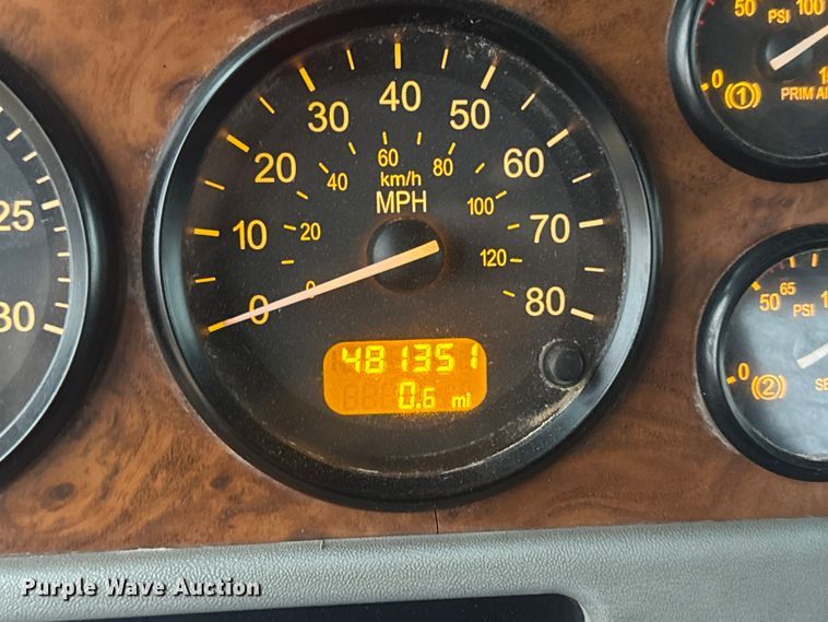 image for item DW6739 2006 Peterbilt 378 semi truck