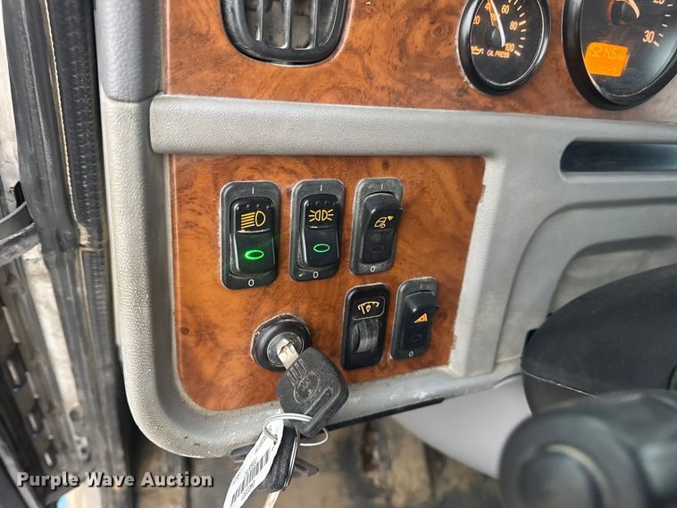 image for item DW6739 2006 Peterbilt 378 semi truck