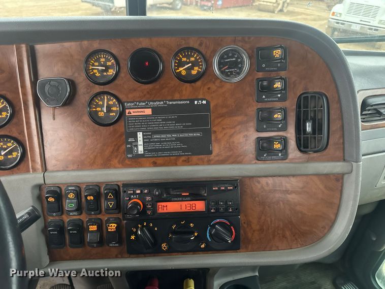 image for item DW6739 2006 Peterbilt 378 semi truck