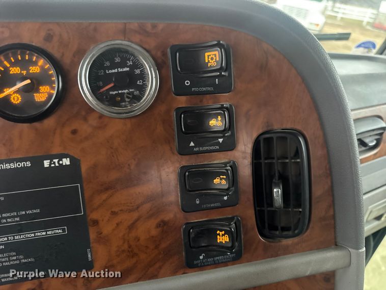 image for item DW6739 2006 Peterbilt 378 semi truck