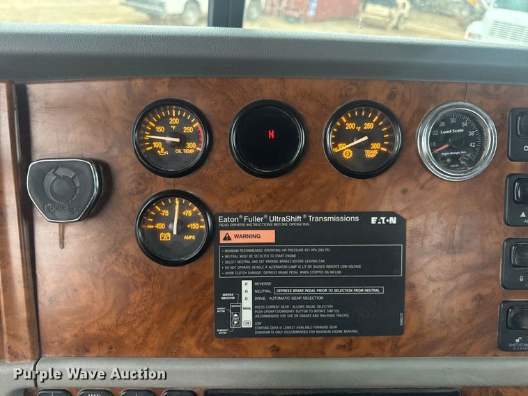 image for item DW6739 2006 Peterbilt 378 semi truck