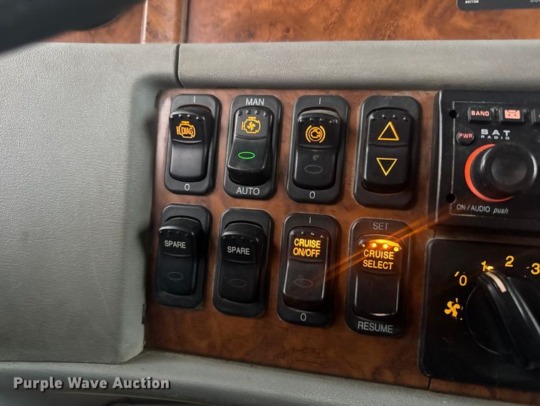 image for item DW6739 2006 Peterbilt 378 semi truck