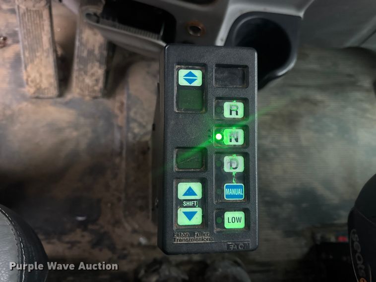 image for item DW6739 2006 Peterbilt 378 semi truck