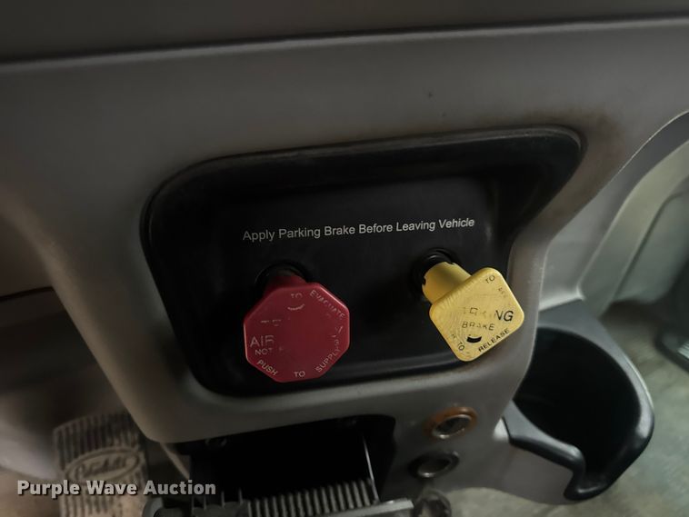 image for item DW6739 2006 Peterbilt 378 semi truck