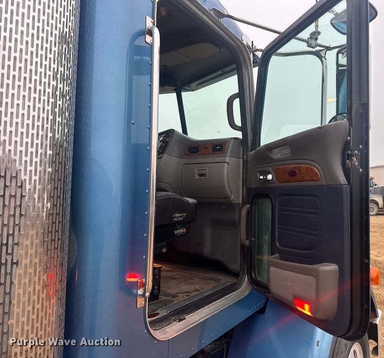 image for item DW6739 2006 Peterbilt 378 semi truck