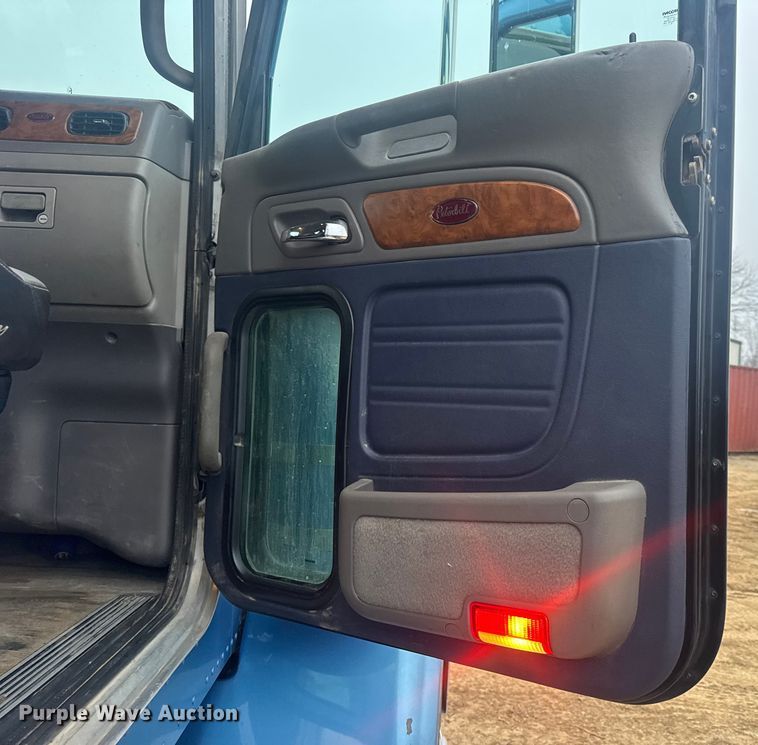 image for item DW6739 2006 Peterbilt 378 semi truck