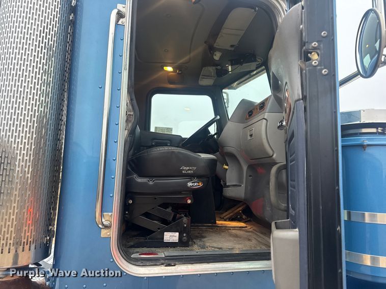 image for item DW6739 2006 Peterbilt 378 semi truck