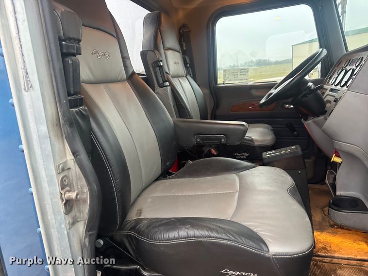 image for item DW6739 2006 Peterbilt 378 semi truck