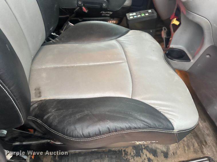 image for item DW6739 2006 Peterbilt 378 semi truck