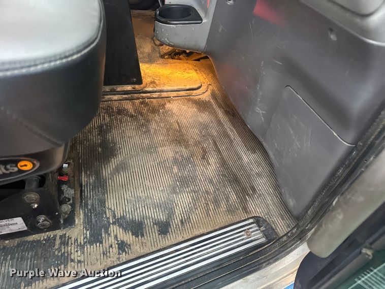 image for item DW6739 2006 Peterbilt 378 semi truck