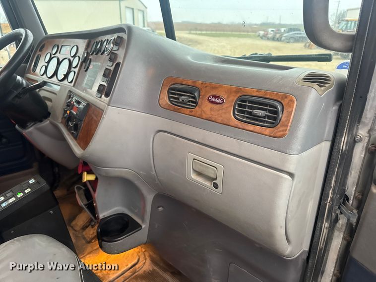 image for item DW6739 2006 Peterbilt 378 semi truck