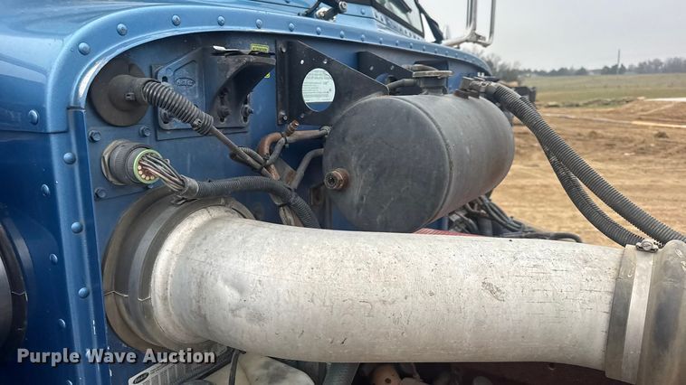 image for item DW6739 2006 Peterbilt 378 semi truck