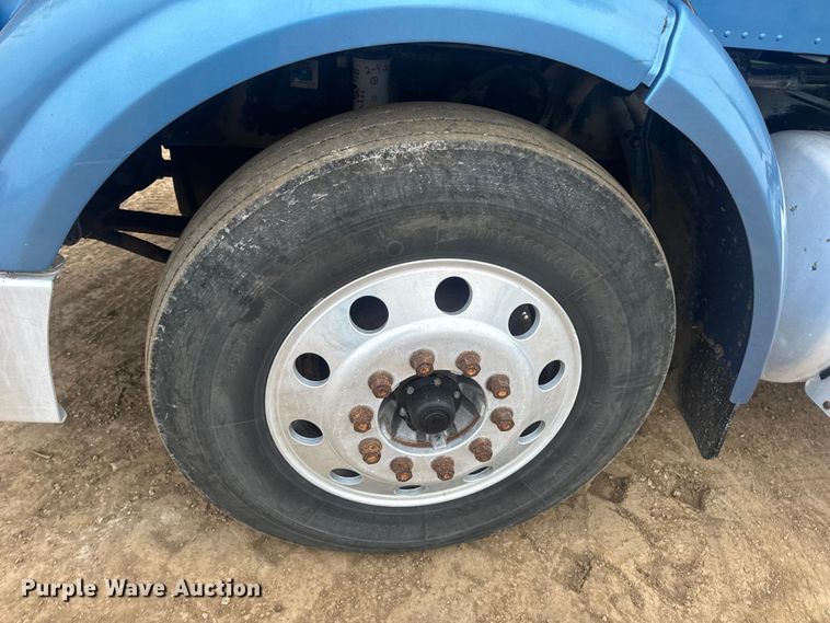 image for item DW6739 2006 Peterbilt 378 semi truck