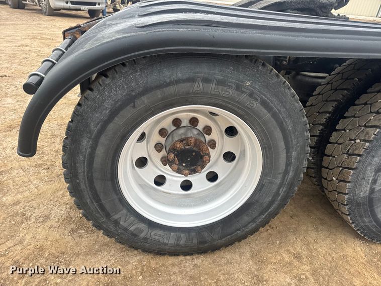 image for item DW6739 2006 Peterbilt 378 semi truck