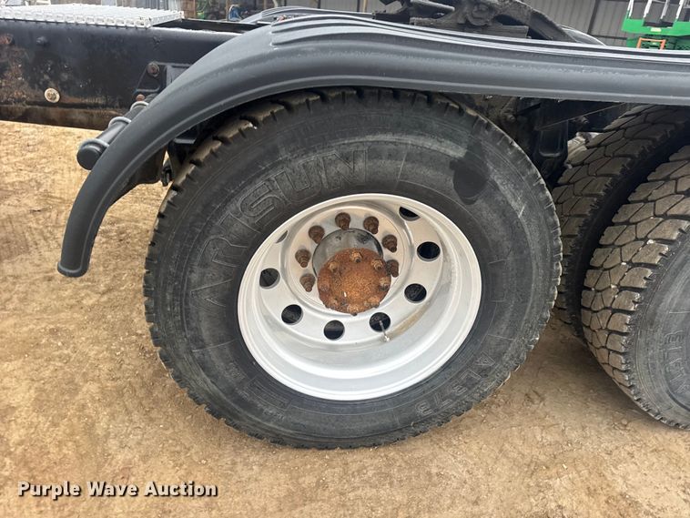 image for item DW6739 2006 Peterbilt 378 semi truck