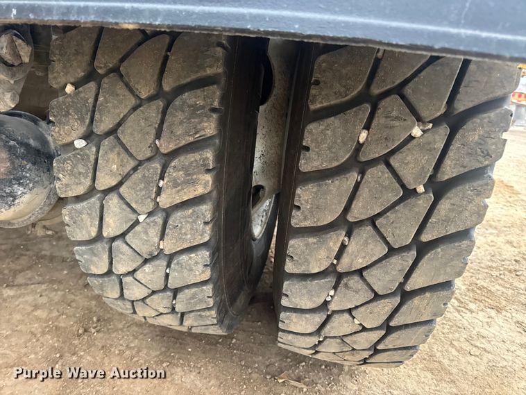 image for item DW6739 2006 Peterbilt 378 semi truck