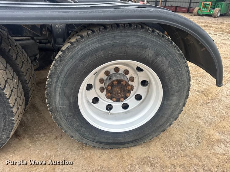 image for item DW6739 2006 Peterbilt 378 semi truck