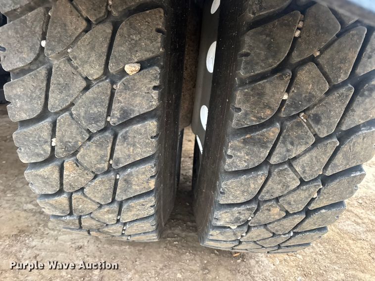 image for item DW6739 2006 Peterbilt 378 semi truck