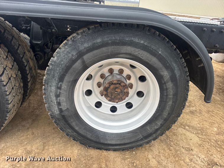 image for item DW6739 2006 Peterbilt 378 semi truck