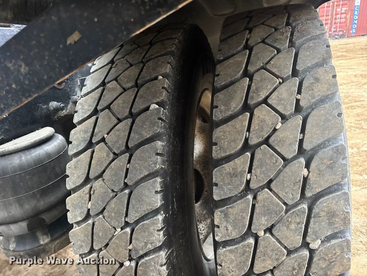 image for item DW6739 2006 Peterbilt 378 semi truck