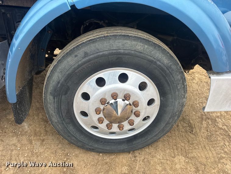 image for item DW6739 2006 Peterbilt 378 semi truck