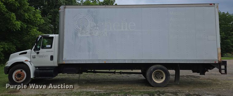 image for item DW7054 2003 International 4200 box truck