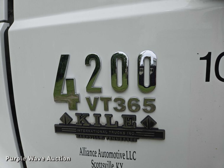 image for item DW7054 2003 International 4200 box truck