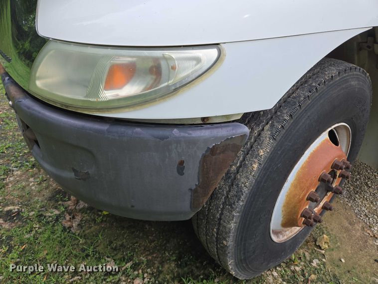 image for item DW7054 2003 International 4200 box truck