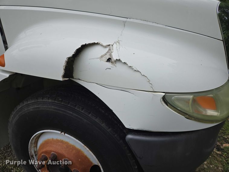 image for item DW7054 2003 International 4200 box truck