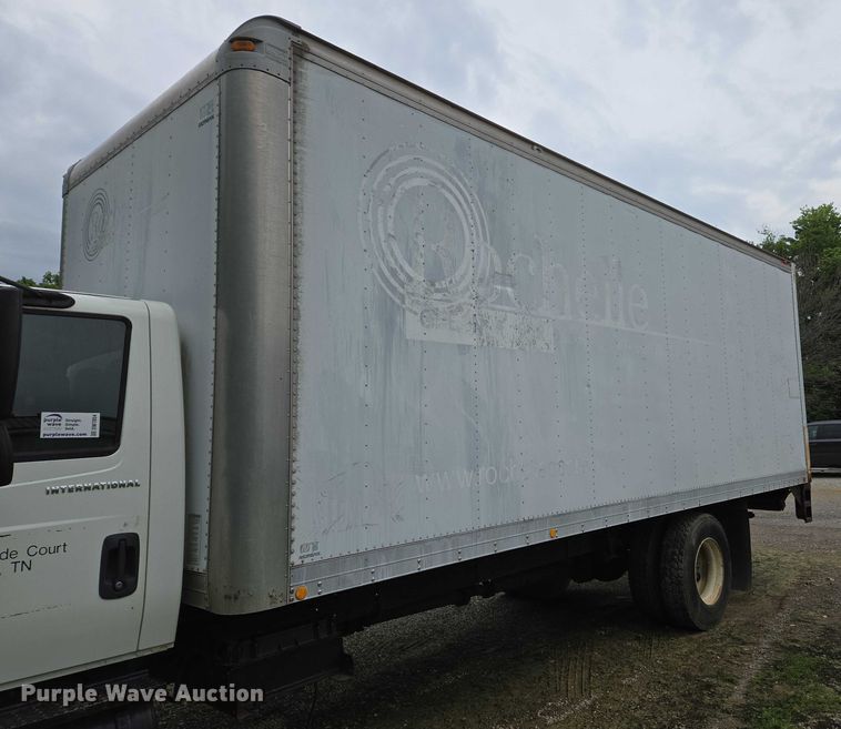 image for item DW7054 2003 International 4200 box truck