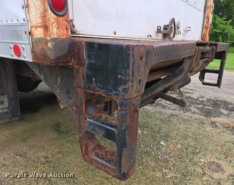 image for item DW7054 2003 International 4200 box truck