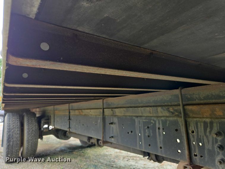 image for item DW7054 2003 International 4200 box truck