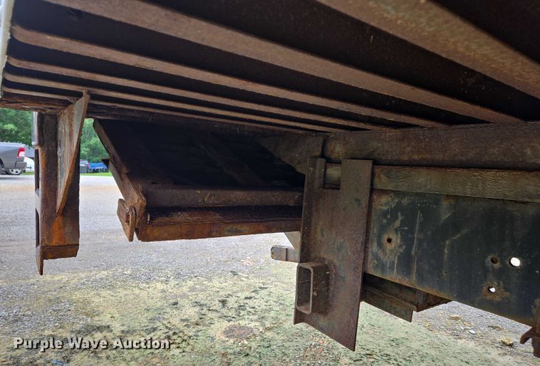 image for item DW7054 2003 International 4200 box truck