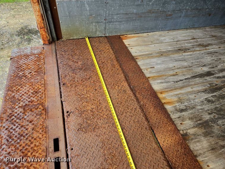 image for item DW7054 2003 International 4200 box truck