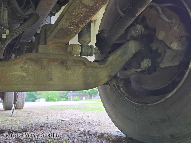 image for item DW7054 2003 International 4200 box truck