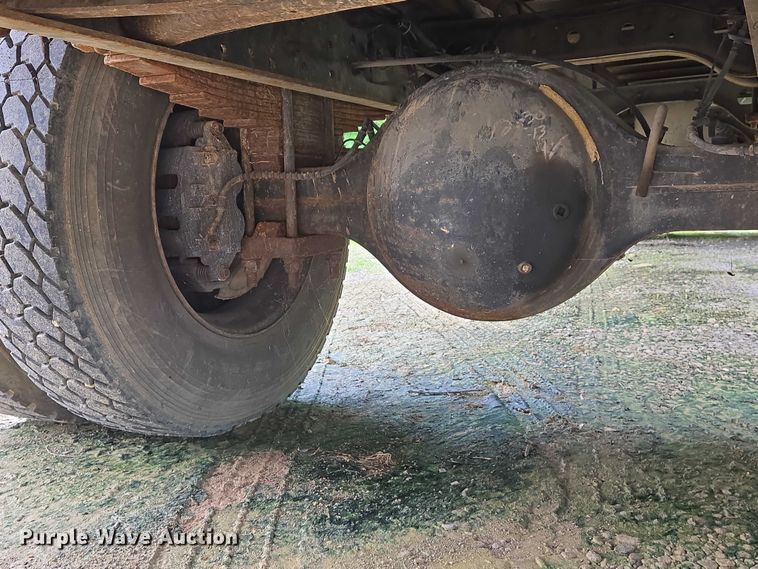 image for item DW7054 2003 International 4200 box truck