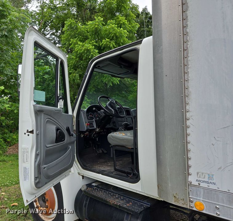 image for item DW7054 2003 International 4200 box truck