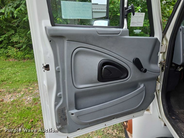 image for item DW7054 2003 International 4200 box truck