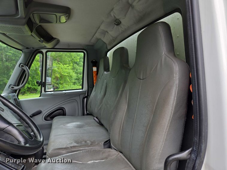 image for item DW7054 2003 International 4200 box truck