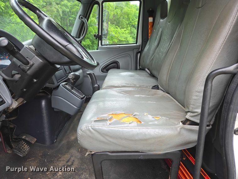 image for item DW7054 2003 International 4200 box truck