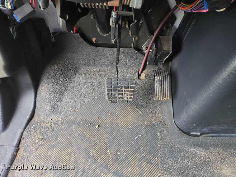 image for item DW7054 2003 International 4200 box truck